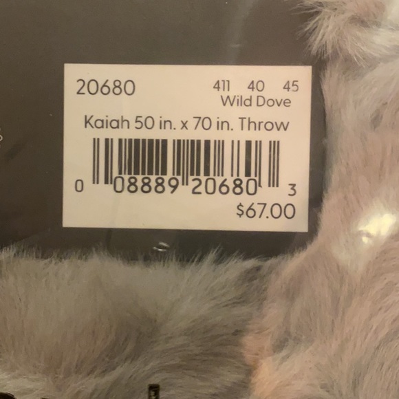 ✨SALE✨
Koolaburra by UGG Kaiah Faux Fur Animal Print Throw - Picture 4 of 5